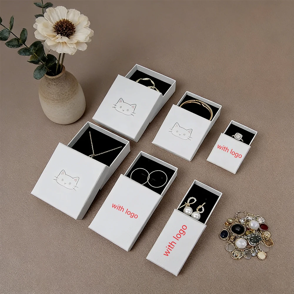 

50 шт./лот, Новые подарочные коробки для ювелирных изделий с индивидуальным логотипом, 7x7x3 см, для ожерелий, серег, демонстрации украшений