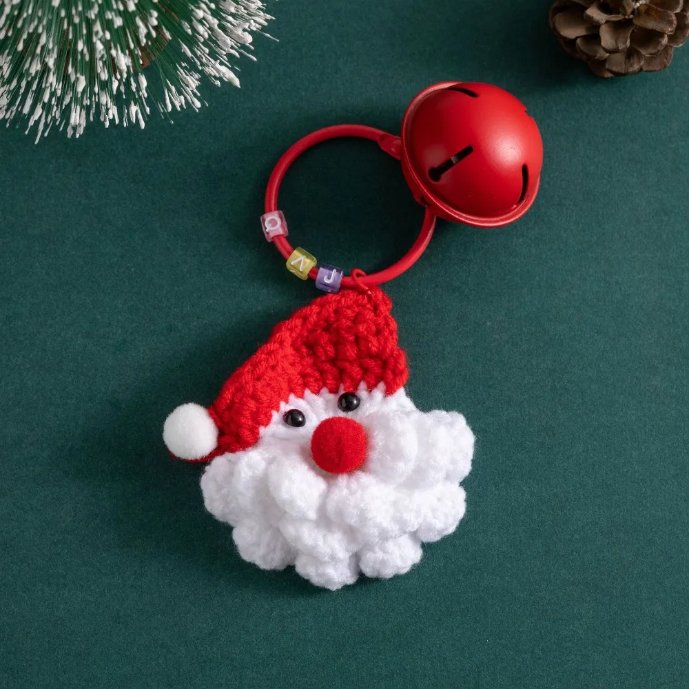 Exquisite handgefertigte Weihnachts-Strickanhänger mit Glöckchen, weicher Weihnachts-Taschenanhänger, Mini-Garn-Weihnachtsanhänger für Freunde – Detail 2