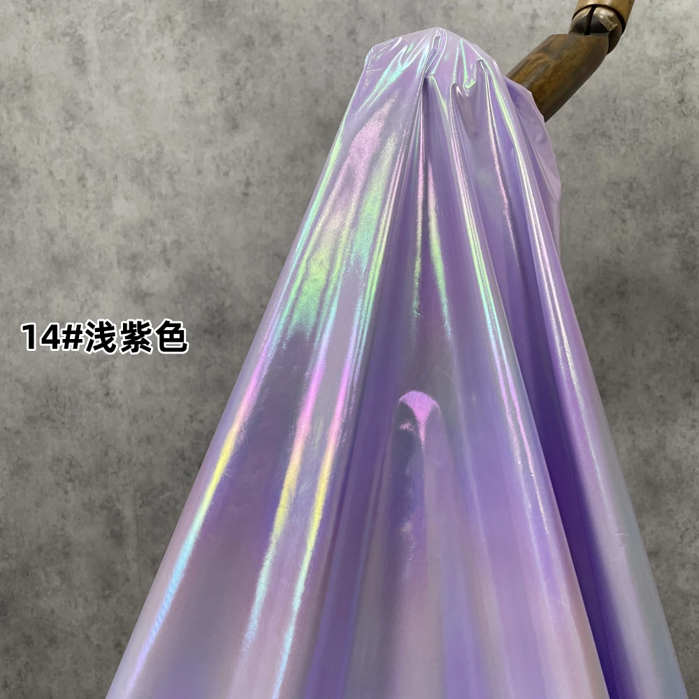 紫色のグラデーション光沢生地 光沢のある防水PUレザー ホットスタンプ加工 縫製ステージ衣装 おしゃれなスカートとパンツ生地