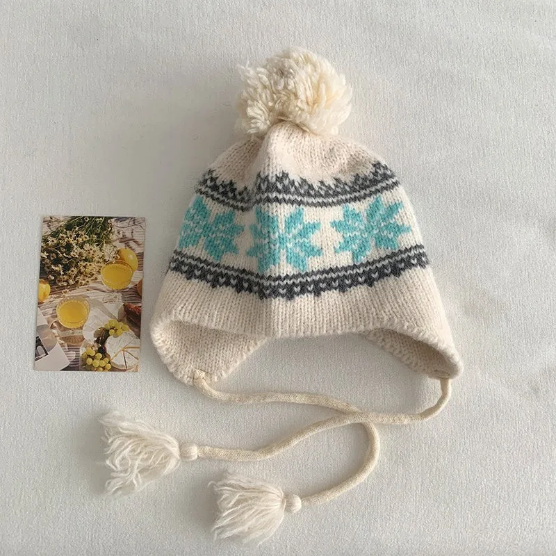 Japanische Retro Fair-Isle-Stil Jacquard-Mütze mit Pelzbällen, warme Ohrenschutz-Bombermütze mit Schnürung für Damen für Herbst und Winter – Detail 4