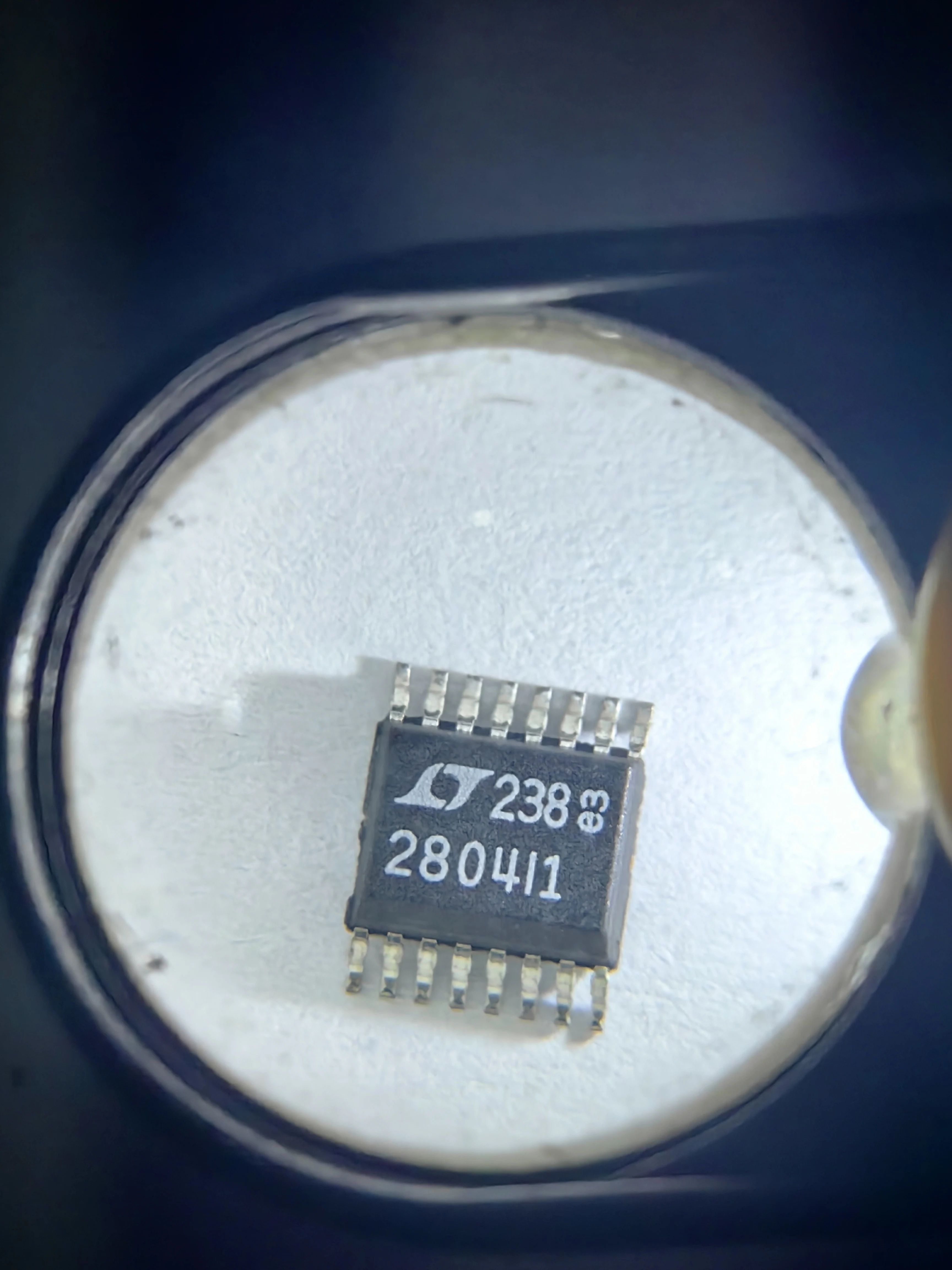 LTC2804 LTC2804CGN-1 LTC2804IGN-1 - 1.8V ～ 5.5V RS-232 シングルおよびデュアル トランシーバ