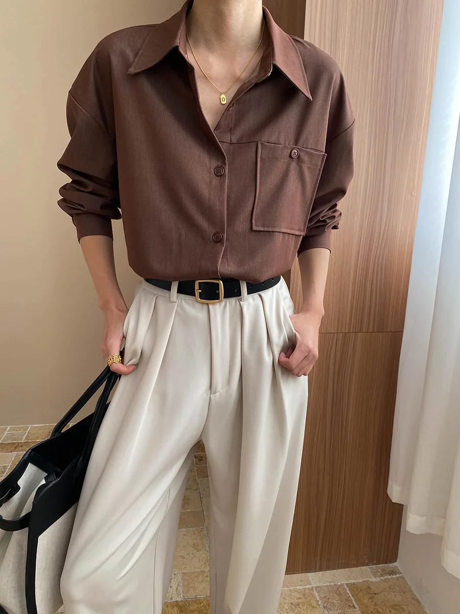 Camicia ampia con decorazione tascabile a maniche lunghe con risvolto tinta unita casual da donna primaverile