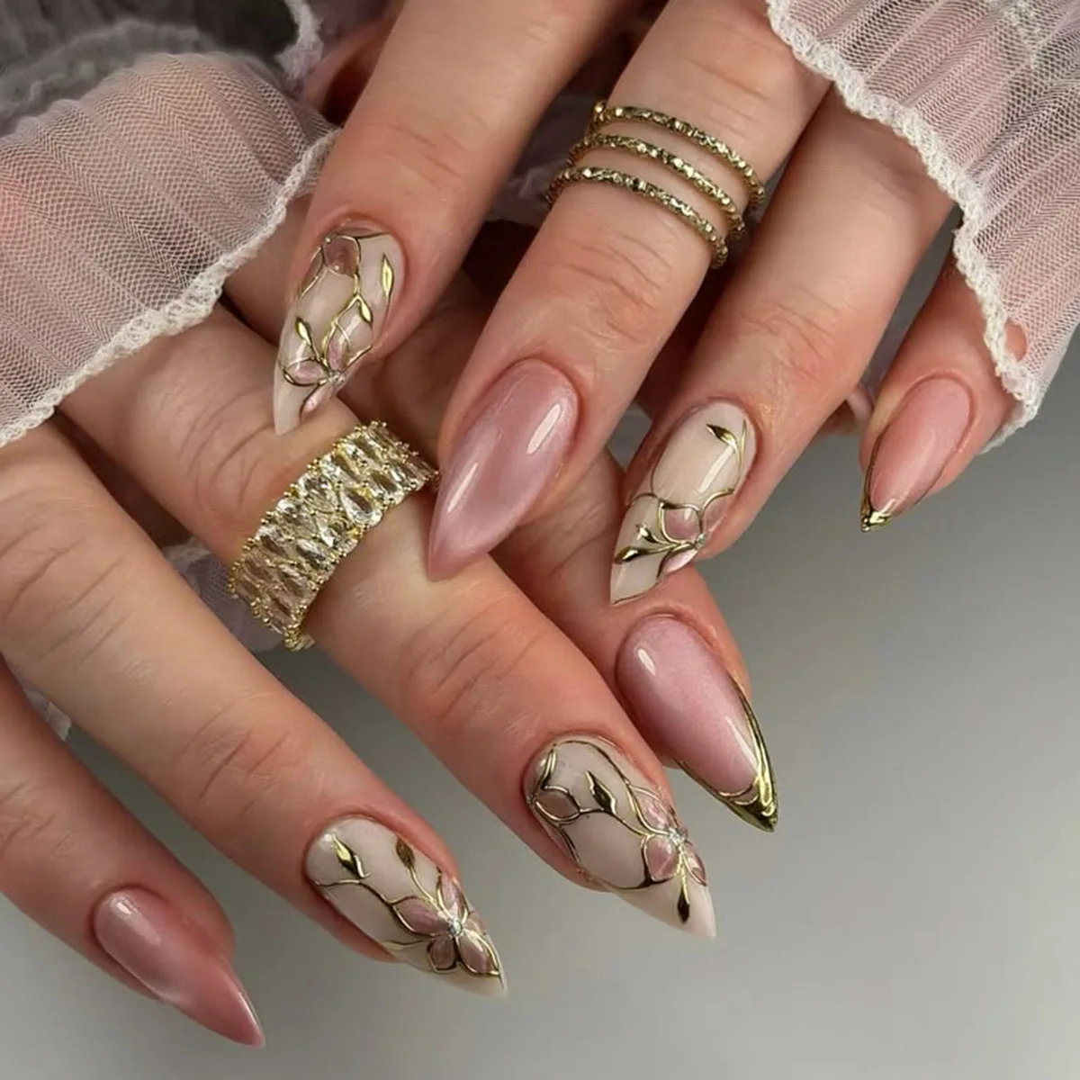 24Pcs Gilded Flower Lines Press on Nails Fake Cat's Eye Full Cover Detachable Almond False Nails Tips Sets for Women＆girl Nail
