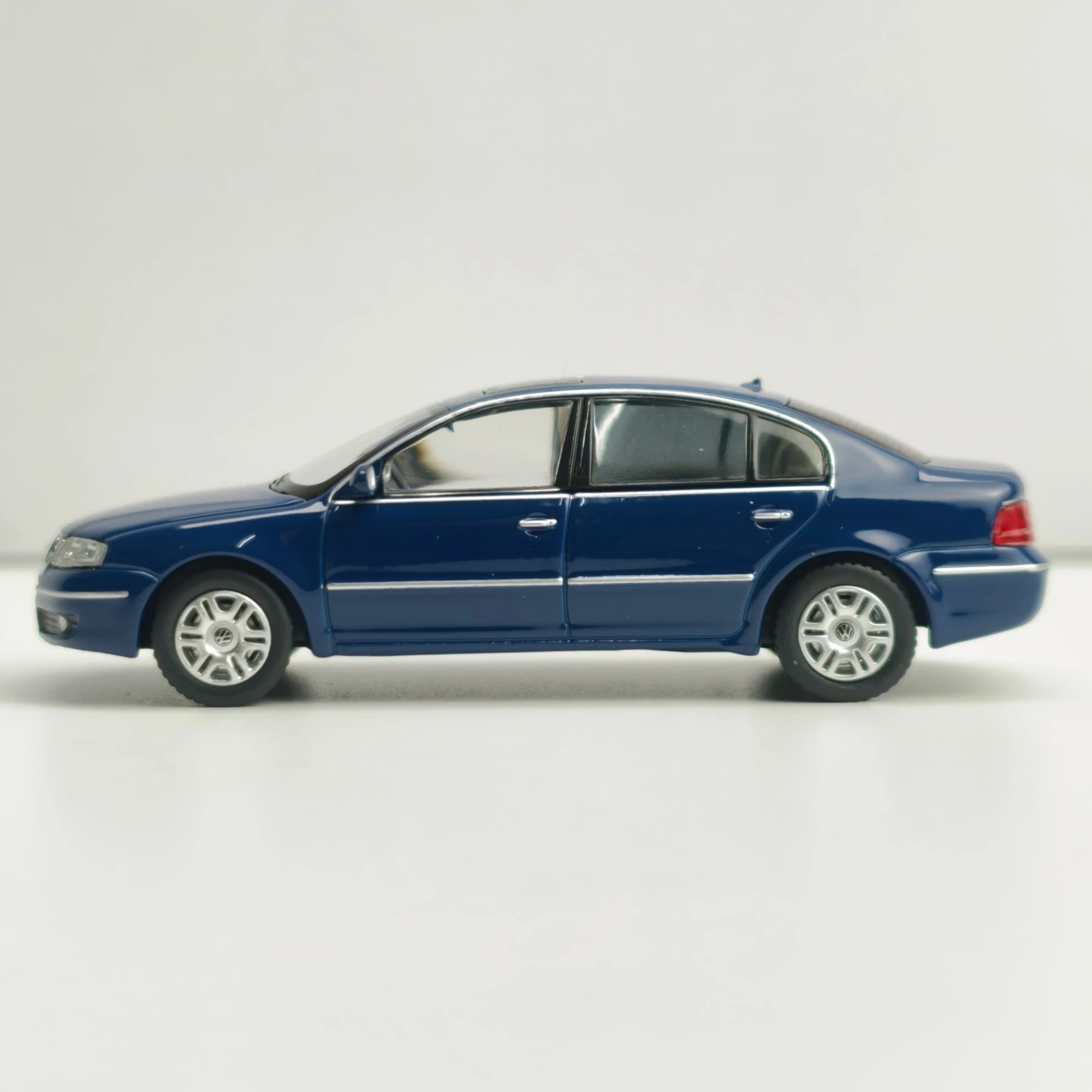 Smallcar  1:64 Simulated Volkswagen Passat Lingyu B5.5 alloy car model ornament, collectible desktop decoration gift