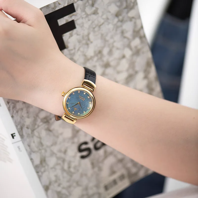 Orologio da donna Vivienne Westwood con quadrante iridescente in madreperla e diamanti