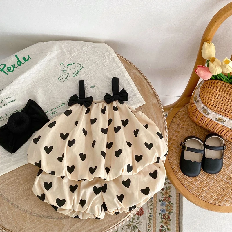 

Новая летняя одежда для малышей 2023 года, двухслойный топ без рукавов с бантом на подтяжках + штаны «любовь», комплект из 2 предметов для девочек 0–3 лет