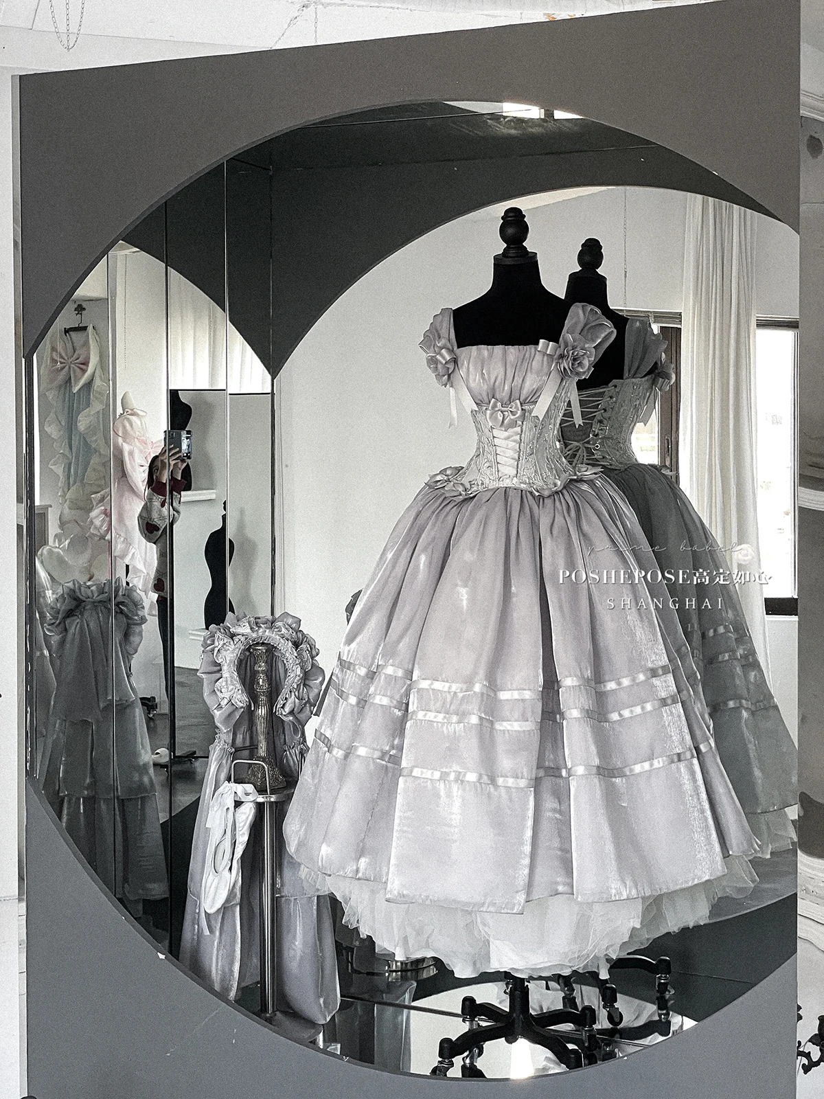 Abito lungo argento a vita alta slim fit con colletto quadrato dal design originale Abiti da compleanno per feste di matrimonio con fiori dolci da donna 2025