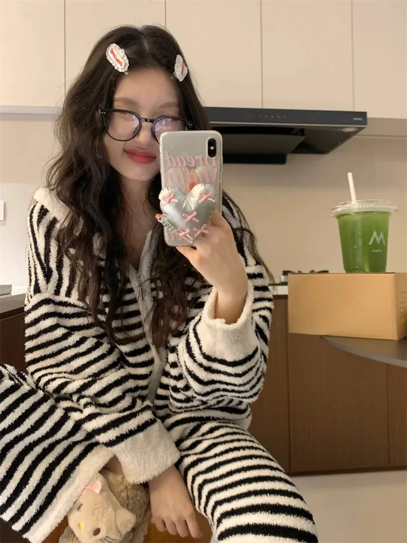 

Милые пижамные комплекты для женщин: осенний флисовый комплект в нежном стиле для утреннего кофе и вечернего отдыха, с пуговицами спереди, завязками, длинными рукавами, полной длиной, уютный, термоизолирующий