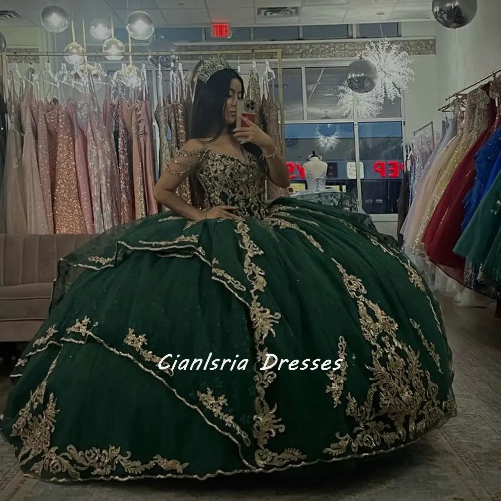 Esmeralda verde fora do ombro em camadas quinceanera vestido de baile apliques ouro miçangas cristal corset vestidos quinceañera