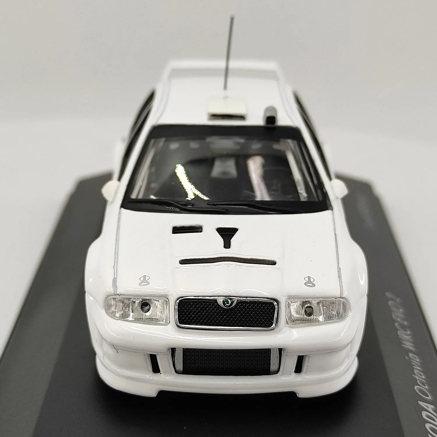 Diecast FOX18 Scala 1:43 Skoda Octavia WRC EVO 2 Modello di auto in lega bianca Giocattolo da collezione Regalo Souvenir Display Ornamento