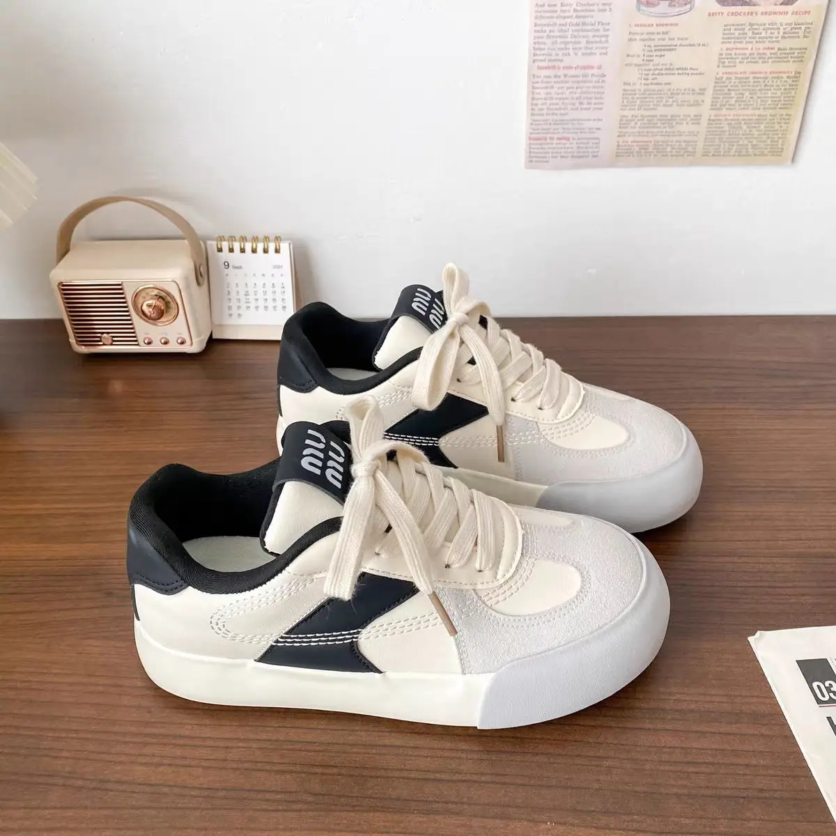 أحذية نسائية سميكة القاع دي شين برأس مستدير على طراز هونج كونج وصلت حديثًا أحذية بيضاء مسطحة كاجوال مريحة منخفضة الأعلى #2