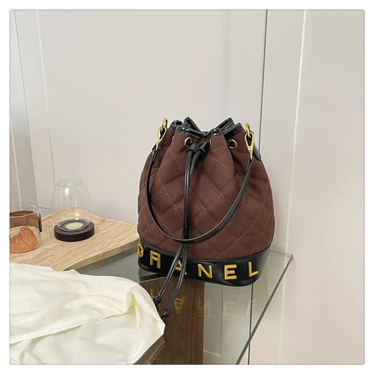 

Embroidered Shoulder Bag Luxe Chain Strap Purse for Women Textured Crossbody Tote Minimalist Day-to-Night Bag Chic Sling Bag