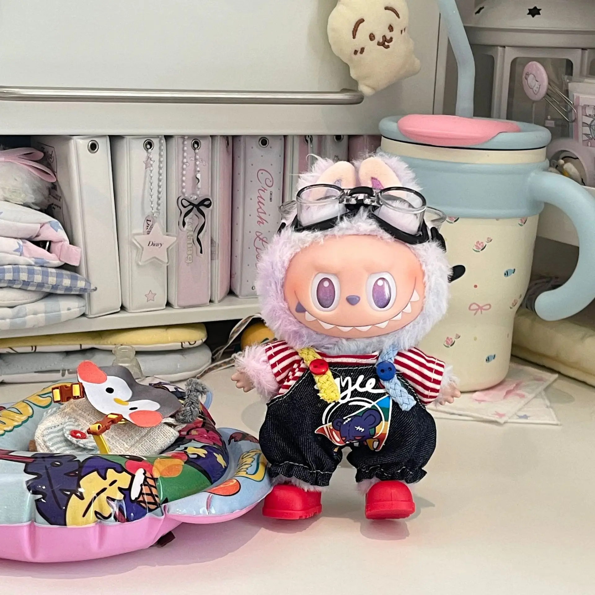 

Только одежда подходит для Labubu 3.0. Новые популярные комбинезоны. Топы в полоску. Очки. Обувь. Модная индивидуальность.