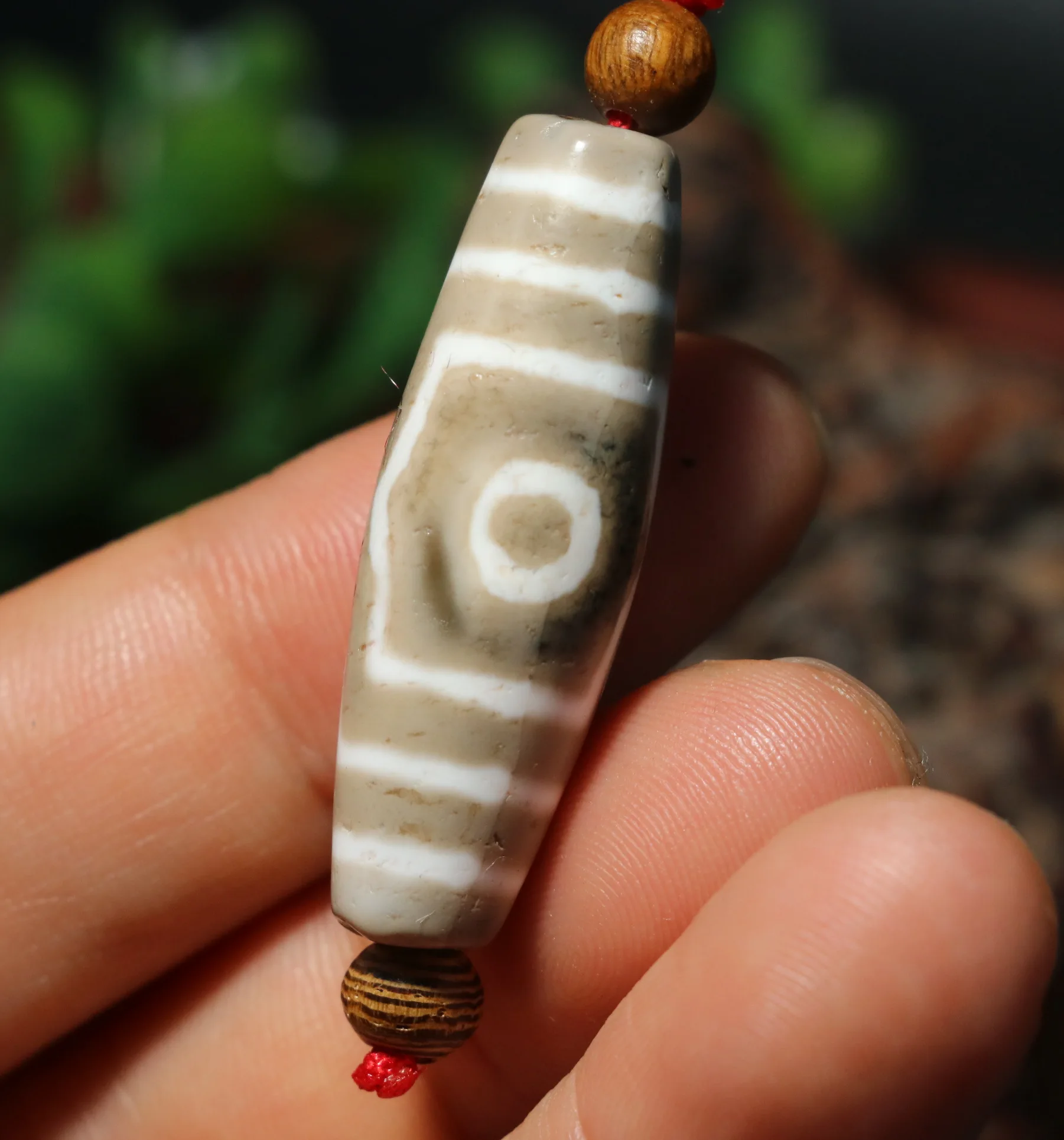 

No.230919N01 Energy Tibetan Old Agate Gray White Color Ruyi Buddha Cap 3 Eyed dZi Bead Amulet Totem Fit For Making Bracelet