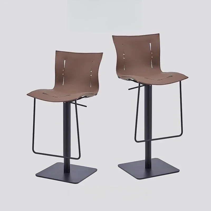 مقعد بار إيطالي فاخر قابل للتعديل بارتفاع حديث مصمم على شكل سرج من الجلد للمنزل