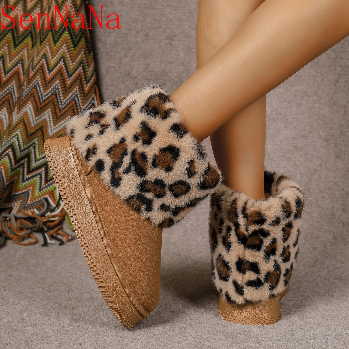 2024 New Leopard Print Design stivali da neve donna stivaletti antiscivolo con suola spessa stivaletti in peluche comodi e caldi invernali femminili