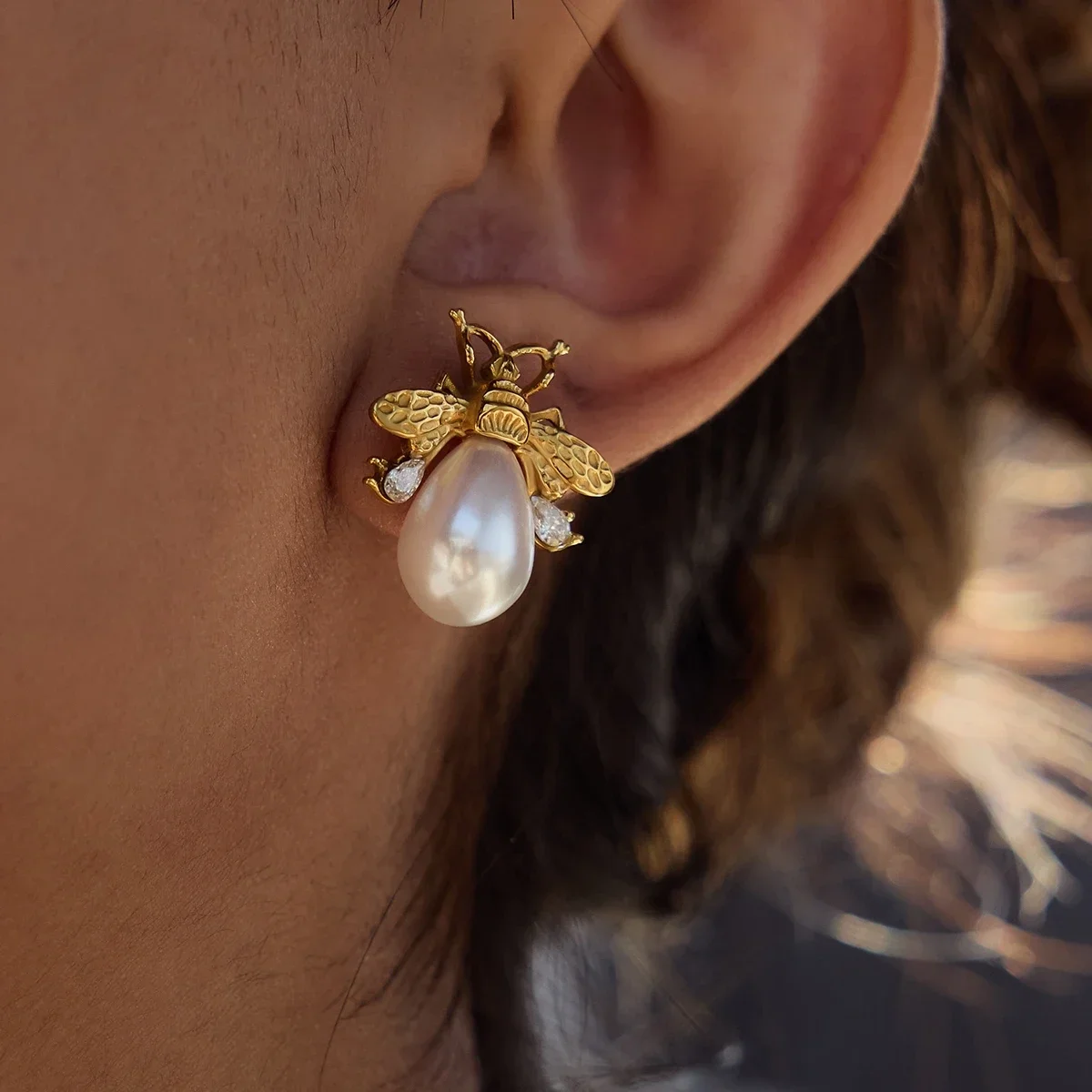 

Uworld Fashion Elegant 18K Gold Color Plated Stainless Steel Pearl Bee Earrings Zircon Earrings Women's Accessories Party Gifts