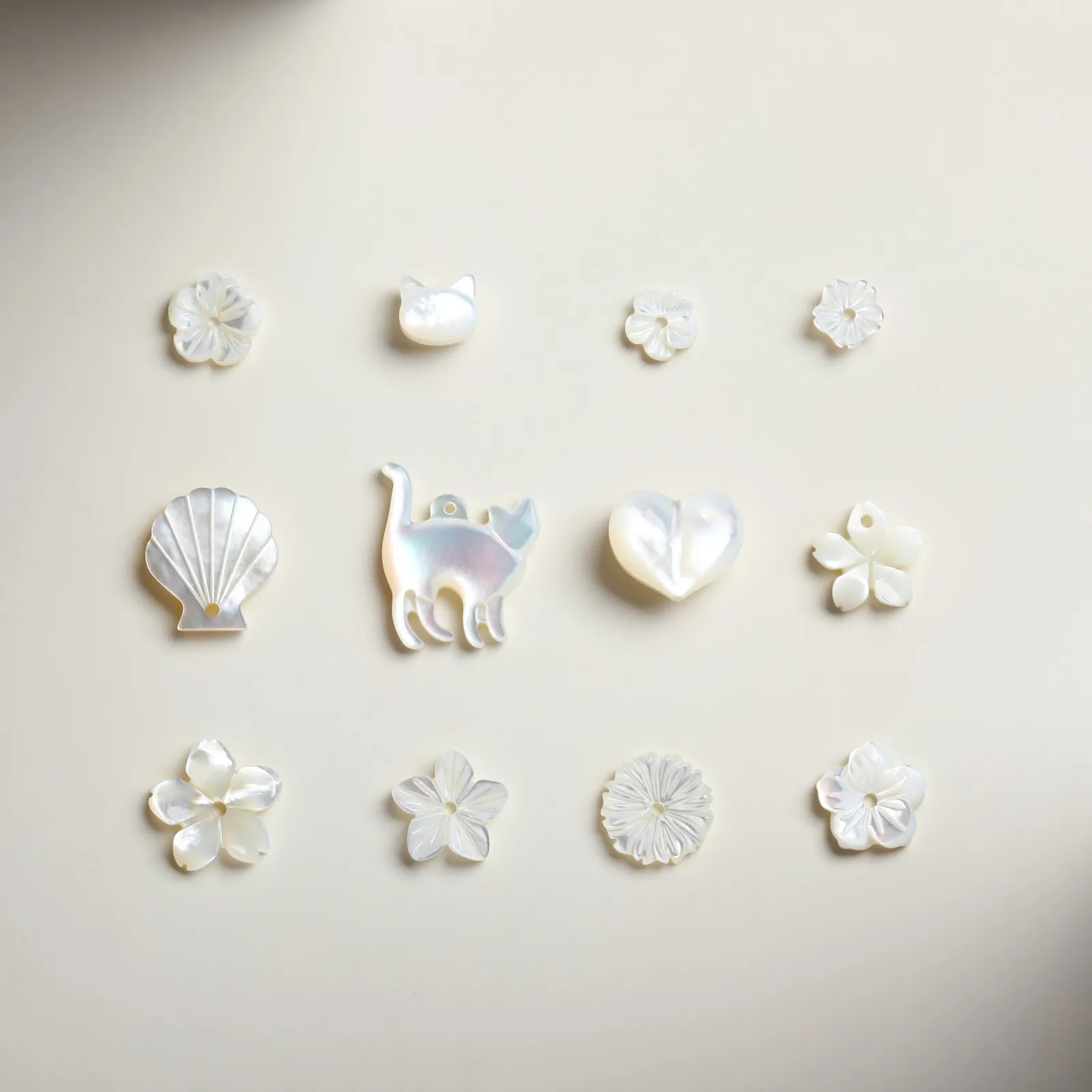5 Stück/Set Natürliche Weiße Perlmutt-Muschelperlen in Geschnitzter Katzen- und Blumenform für Schmuckherstellung DIY Halskette Armband Zubehör – Detail 5