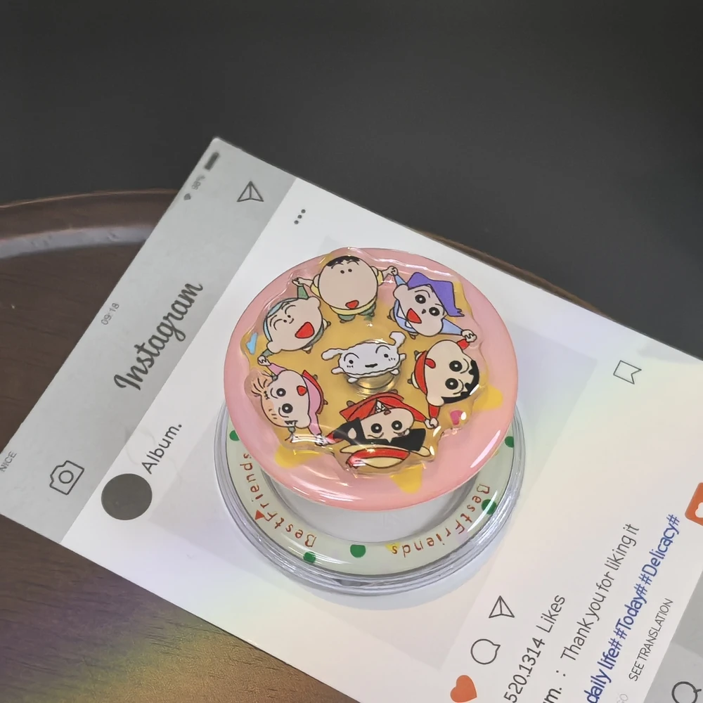 Crayon Shin-chan Niedlicher Magnetischer Handyhalter für Magsafe, Griptok Grip Tok Ständer für iPhone und Samsung, Faltbarer Kabelloser Ladehalter – Detail 18