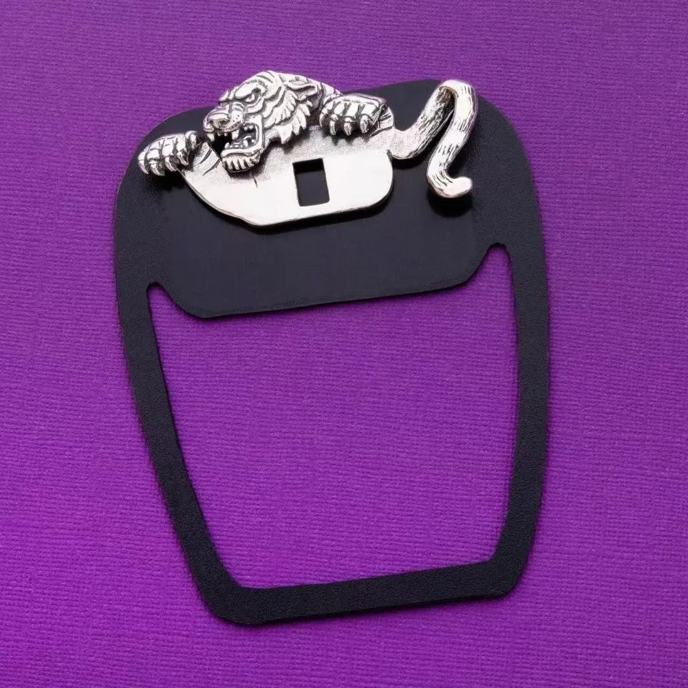 Retro Traditional Animal Shaped Brooch Heavy Duty Crocodile Pattern Collar Button Decoration Tiger Shape Punk Fashion view 3