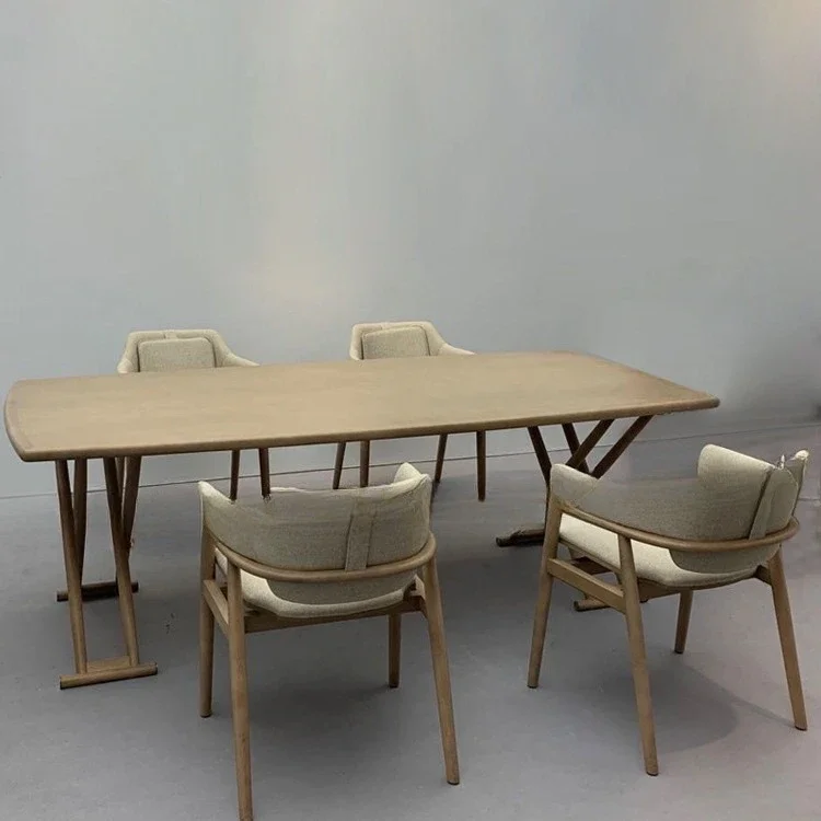 غرفة نموذجية بسيطة من الخشب الصلب لتناول الطعام، علامة تبويب le and chai rs Restaurant ant Mode rn w Abi-sabi