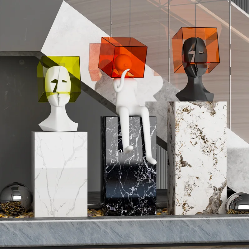 أفكار فنية، وحلي منحوتة على شكل قفص السجن، وديكورات أرضية على سلم نادي الفندق