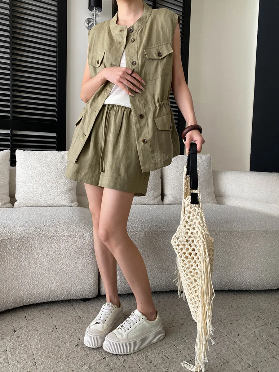 Sommerliches Damen-Set: Lässige, einfarbige Weste mit Stehkragen und Shorts mit Kordelzug – Detail 17