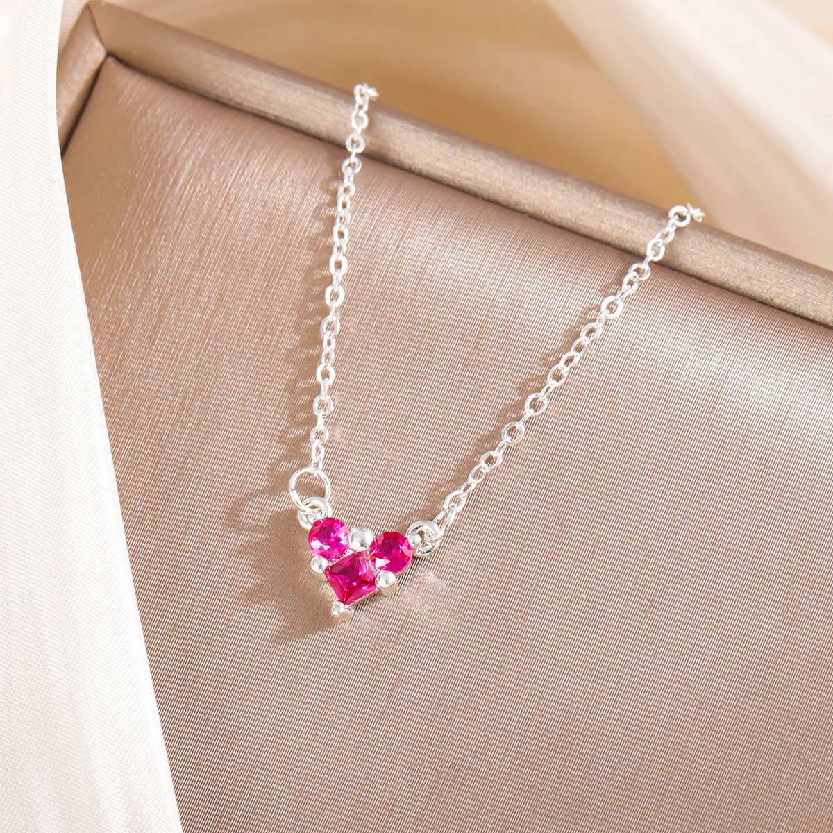 Neue schöne Temperament Modeschmuck Liebe 925 Sterling Silber süße herzförmige rote Kristall Anhänger Halsketten XL105