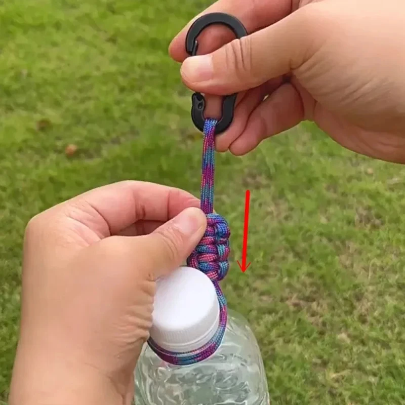 Multifunktionaler Outdoor-Paracord-Wasserflaschenhalter-Lanyard, tragbarer universeller Wasserflaschenriemen für Rucksack, Hut, Mineralwasser. – Detail 5