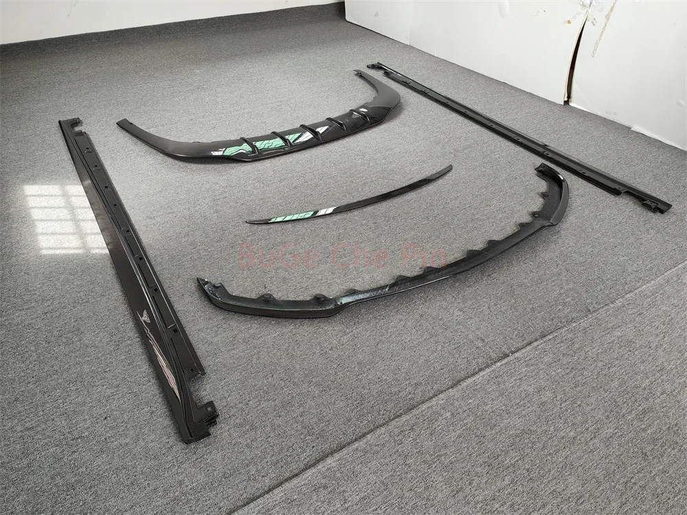 Carbon fiber body kit with front and rear lip diffuser side skirts and rear spoiler, suitable for Bentley Flying Spur 2020-2023