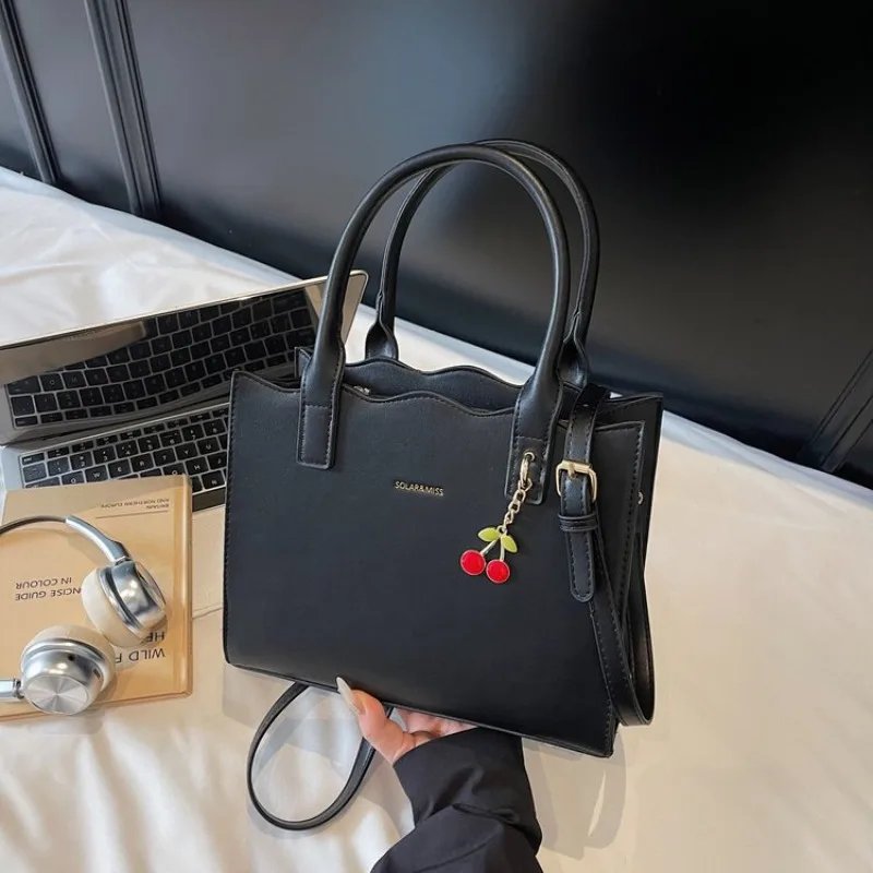 

Elegant Shoulder Bag Handbags For Ladies Made Of Premium Leather - Famous Designer Luxury Brand Collection