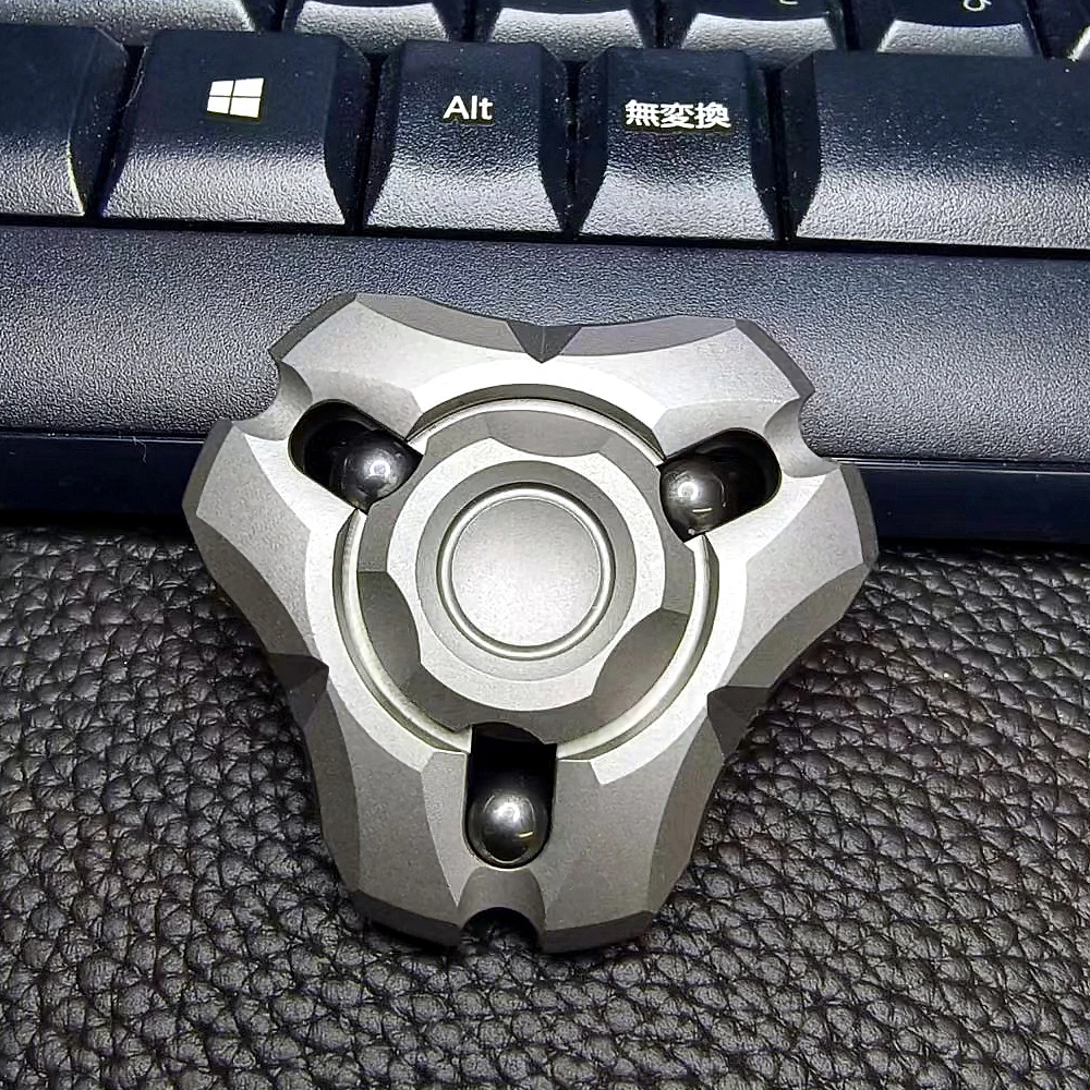 EDC refers to a stainless steel fidget spinner pulsing three-page spiral edc metal toy as a decompression gift