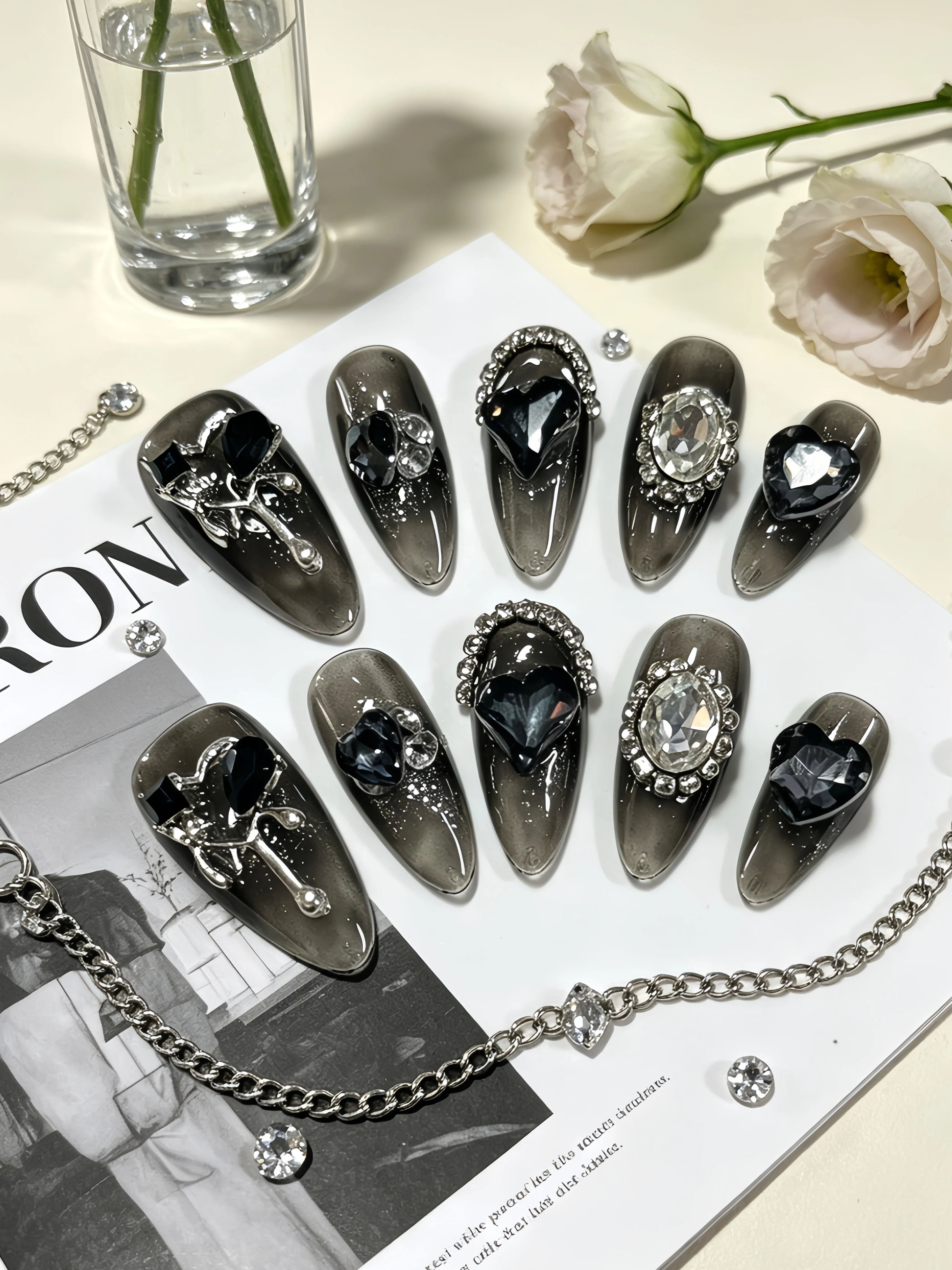 10 faux ongles de longueur moyenne en forme d'amande, base noire avec strass noirs, embellissements argentés, diamants en forme de cœur, strass surdimensionnés, autocollants pour ongles style Ins, ongles de luxe légers style coréen pour les sorties quotidiennes, le lieu de travail, le bureau, les rendez-vous, les séances photo, les check-ins, les festivals de musique et les soirées en boîte de nuit, adaptés aux rassemblements sociaux légers, style élégant pour femme, look jeune et cool, faux ongles discrets, comprenant une colle gelée et une lime à ongles.