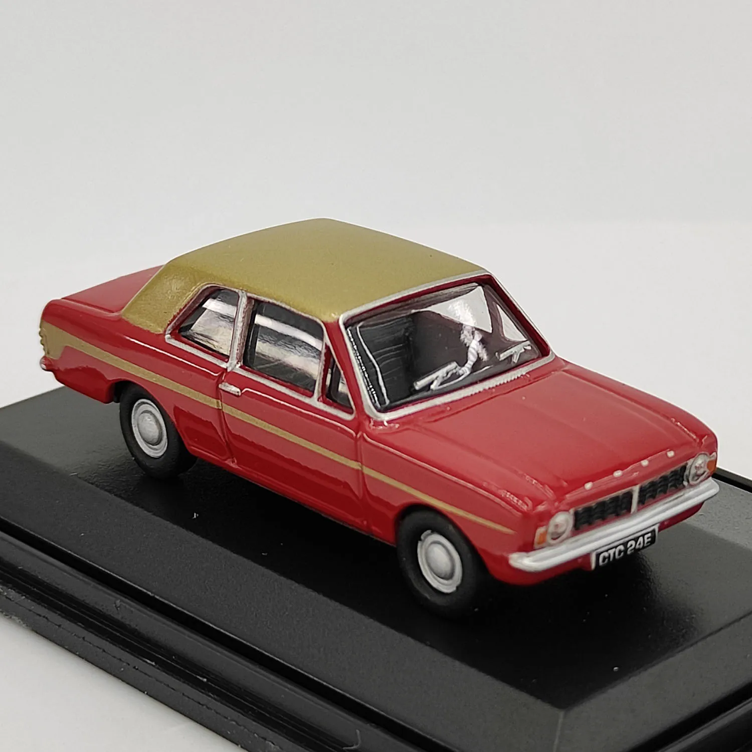 Diecast OXFORD 1/76 Scale Cortina MKll Red Car Model Collectible Toy Gift Souvenir Display Ornament