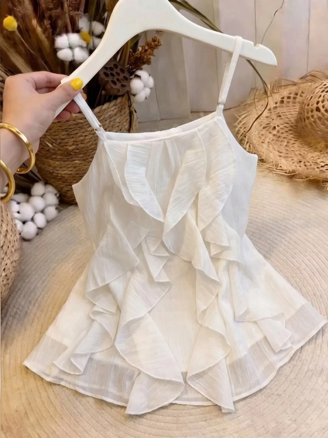 

Gentle Wind Fashion Design Leaf Strap Vest Women's Sleeveless Top Versatile Summer 2026 Korean Style Straight Cut Silk