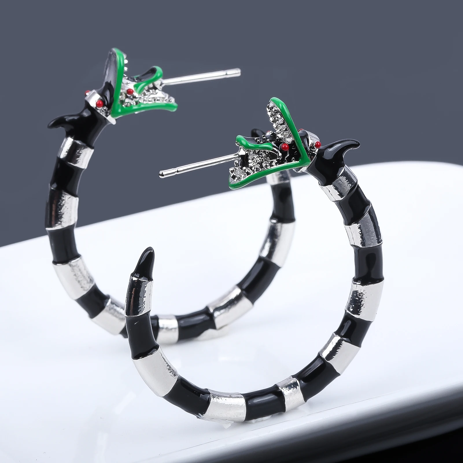 Harong Halloween Creative Beetlejuice Hoop Earring for Women Beetle Sandworm Creepy Chunky Jewelry Cosplay Props Accessories