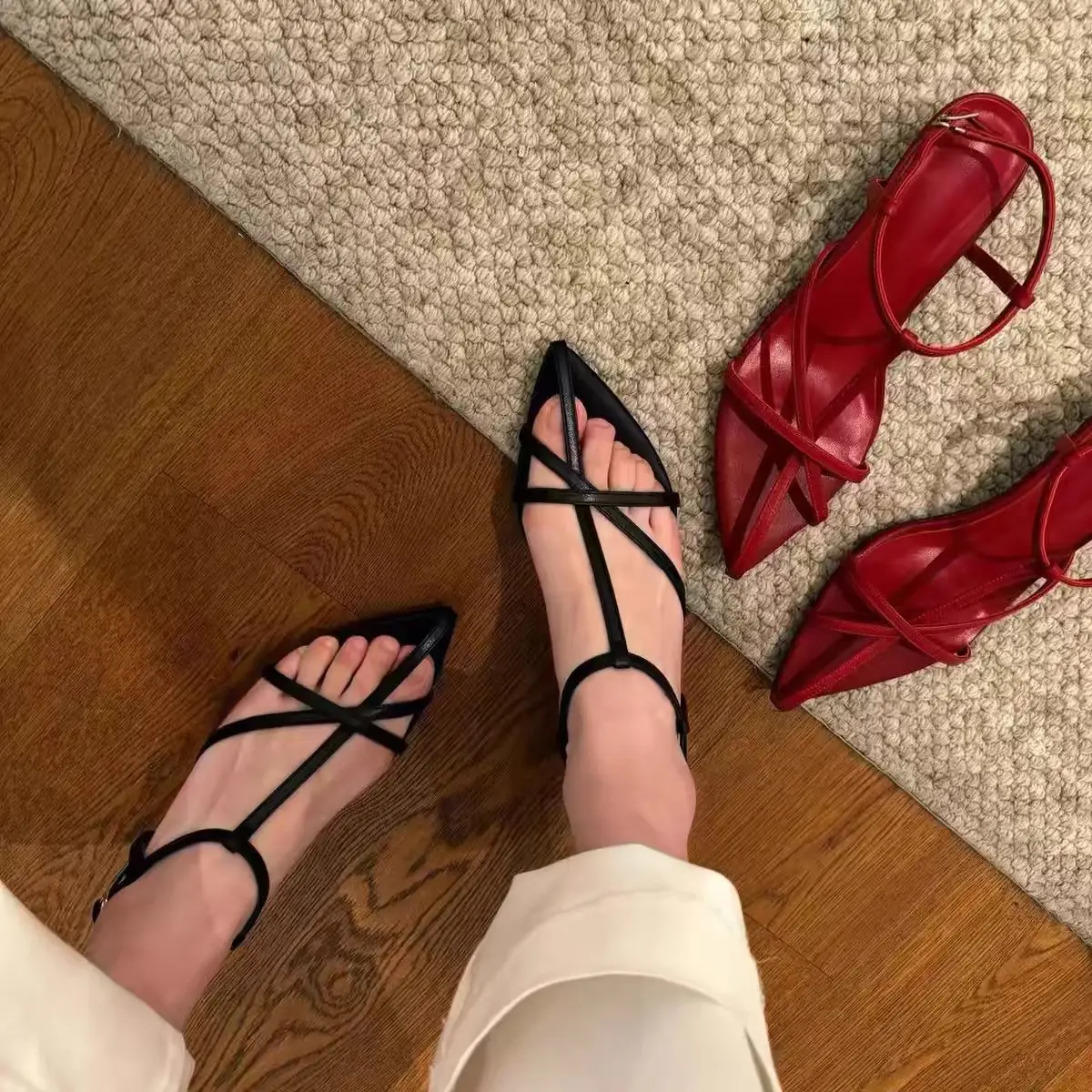 

2026 New Summer Women's Retro Wedge Heel Thin Strap Sandals Mid Heel Fashion Silver Shoes Pointed Toe Roman Style Beach Sandals