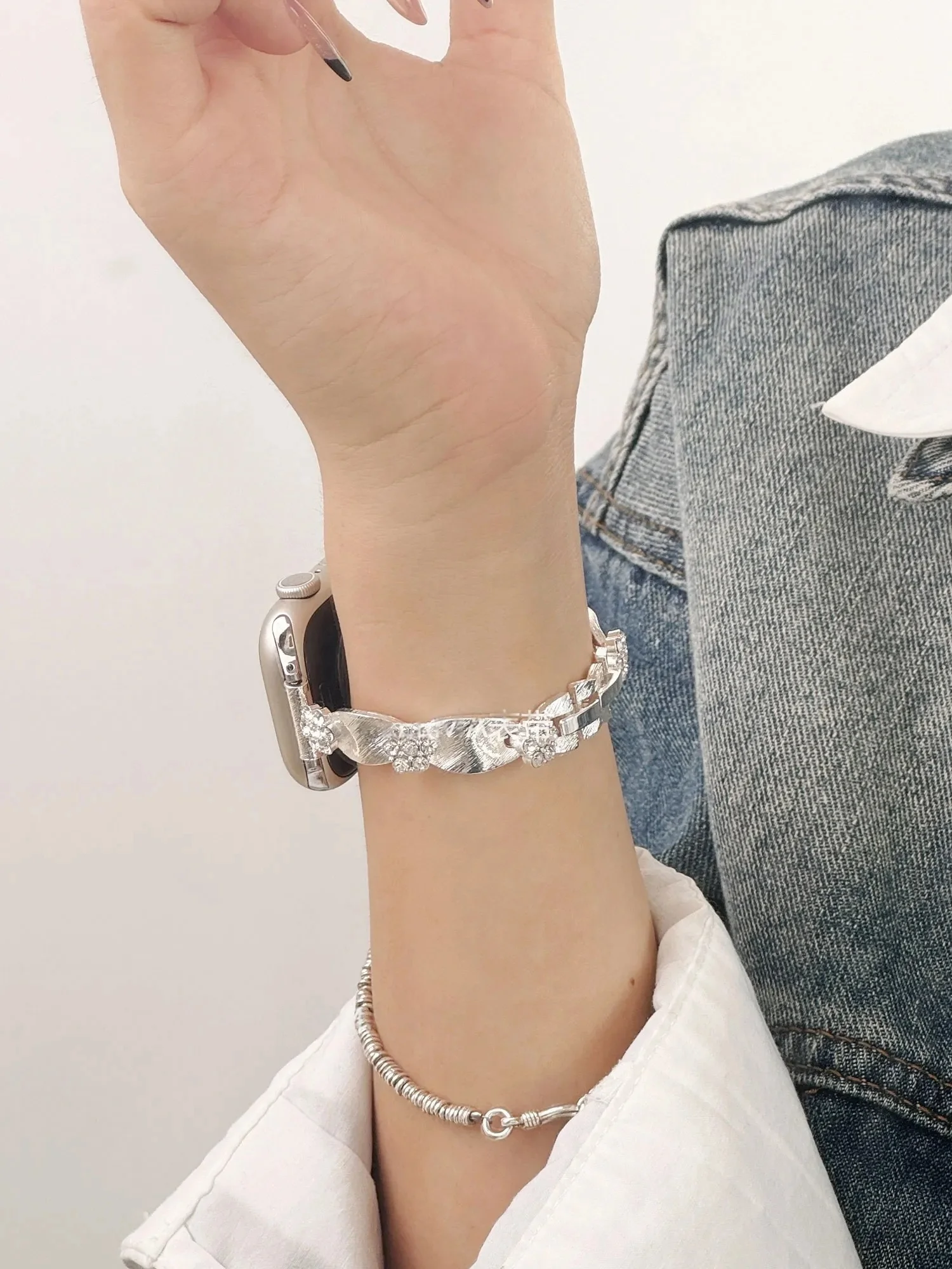 

Металлический ремешок для iWatch с блестящими стразами в форме цветка, совместимый с размерами 38 мм, 40 мм, 41 мм, 42 мм, 44 мм, 45 мм, 49 мм, модный ремешок