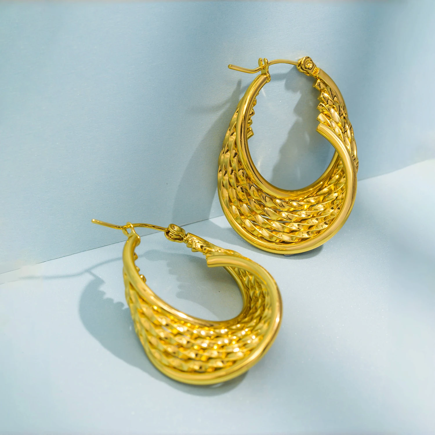 Vintage Golden Color Geometric U-shape Twisted Hoop Earrings for Women New Trendy Huggie Hoops Ear Buckle Jewelry Brincos