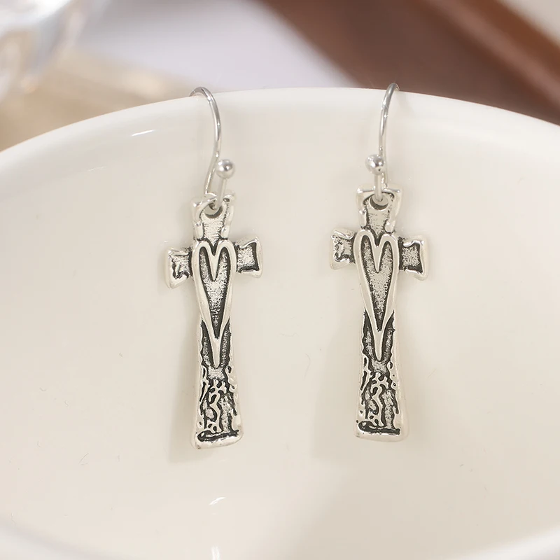 Vintage Silberfarbene Herz-Kreuz-Ohrhänger für Damen Metall Handgeschnitzte Geometrische Ohrringe für Party und Alltag – Detail 4