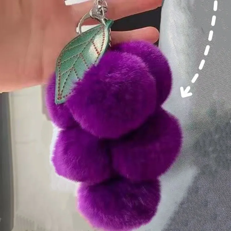 ブドウの形のキーチェーン ファジー グレープ キーホルダー メタルバックル付き 車のバッグの装飾用 ぬいぐるみ フェイクファー ペンダント バックパック財布用