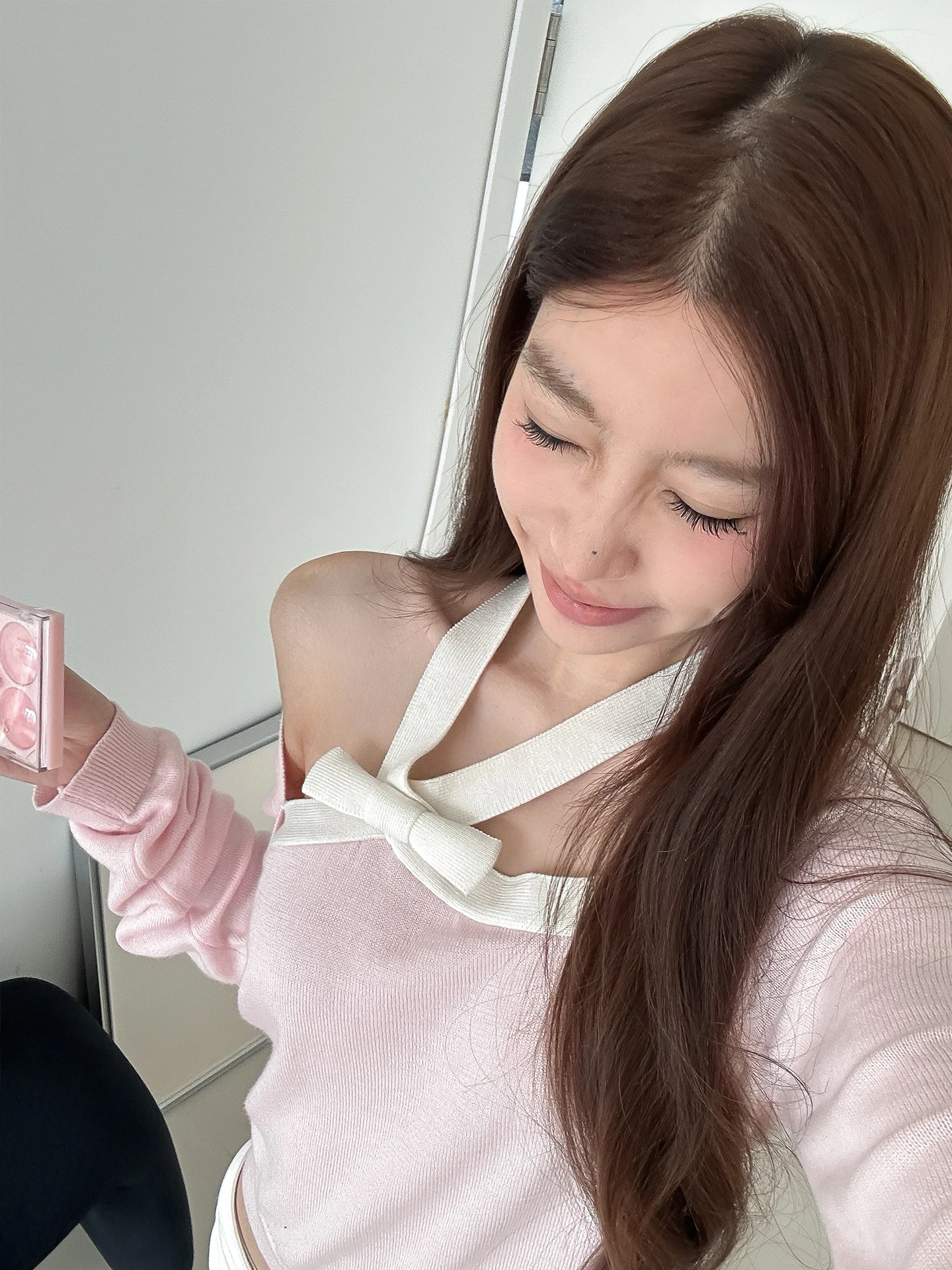 

Розовая вязаная рубашка в корейском стиле для ранней весны, женская модная модель с открытыми плечами, мягкая, с длинными рукавами, с узором из роз, в романтическом стиле