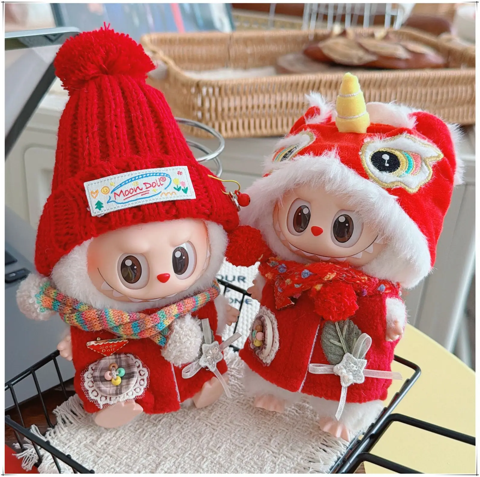 ชุดเสื้อผ้าตุ๊กตา Labubu น่ารัก ขนาด 10-17 ซม. ชุดเสื้อกั๊กสีแดง หมวก ผ้าพันคอ สำหรับปีใหม่ ของเล่นเสริมสำหรับตุ๊กตา ของขวัญสำหรับแฟนๆ ผู้หญิง