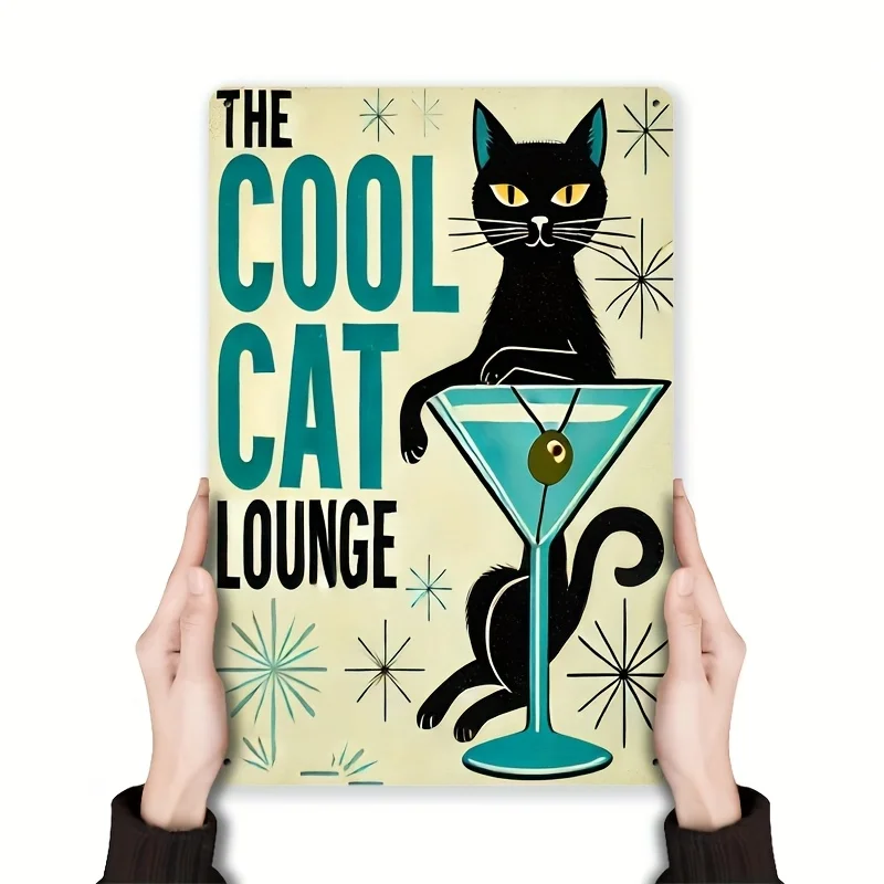 Letrero metálico vintage de "Cool Cat Lounge" | Negro retro con ilustración de cóctel, fondo geométrico verde azulado y amarillo verdoso