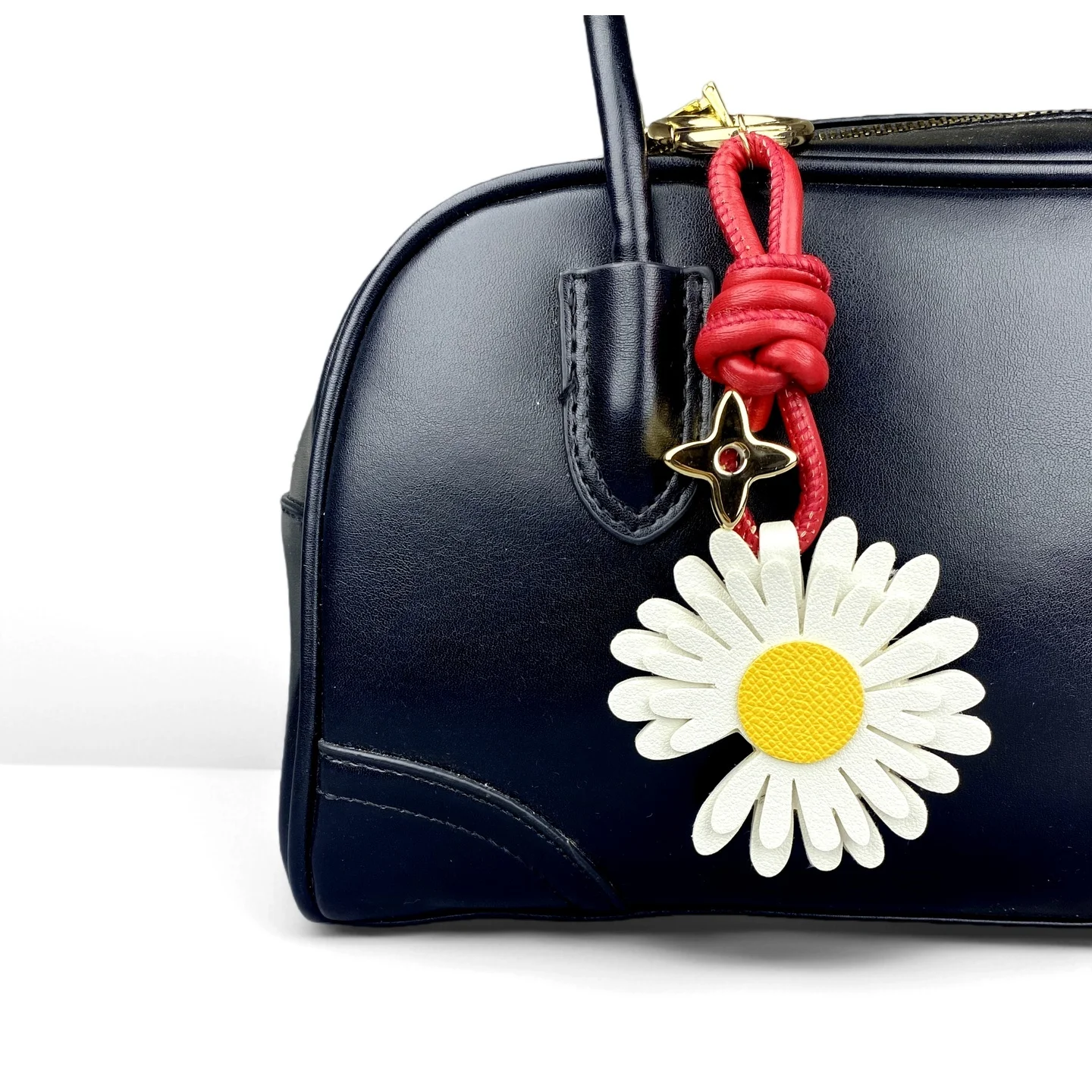 Klassischer Gänseblümchen-Schlüsselanhänger aus PU-Leder – zweifarbiger PU-Gänseblümchen-Charm mit vierblättrigem Kleeblatt-Perle/3,2 cm Metallring für Tasche, Geldbörse, Rucksack – Detail 2