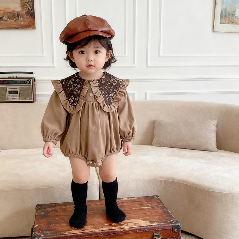 جديد ربيع 2026 بدلة قفز للأطفال البنات بأكمام طويلة من القطن بتصميم عتيق لحديثي الولادة ملابس بنية للأميرة 0-24 متر ملابس بنية