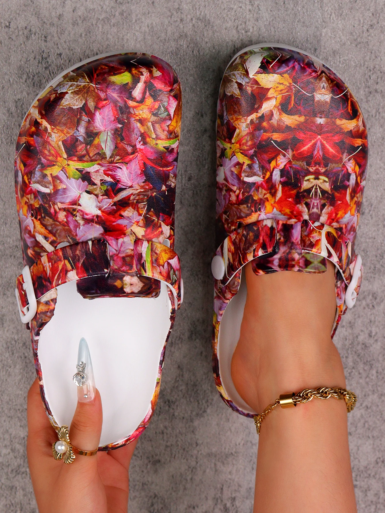 حذاء نسائي عصري بطبعة أوراق القيقب الأحمر عند أصابع القدم، حذاء عمل صيفي غير قابل للانزلاق على طراز إيفا، حذاء بفتحة مسطحة خفيف الوزن، نعل مريح وناعم، أبازيم قابلة للتعديل، مناسب للشاطئ، جارد