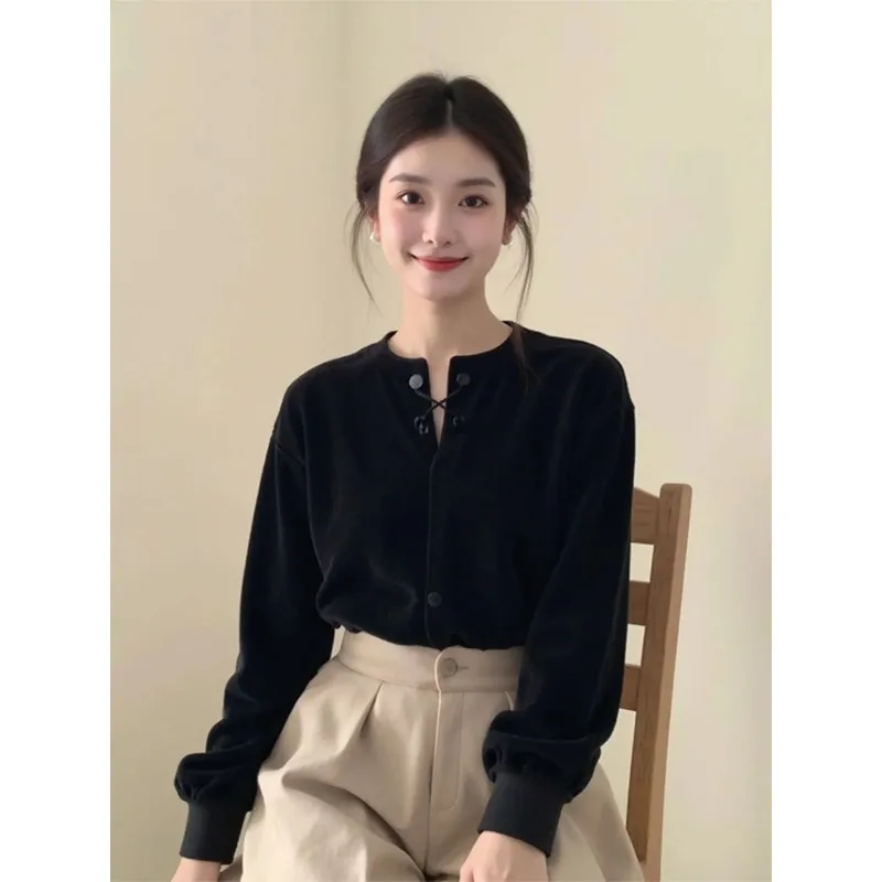 بلوزة مخملية برقبة دائرية سوداء للنساء لخريف 2025 تصميم بسيط غير رسمي أنيق ومزاج على الطراز الوطني #2