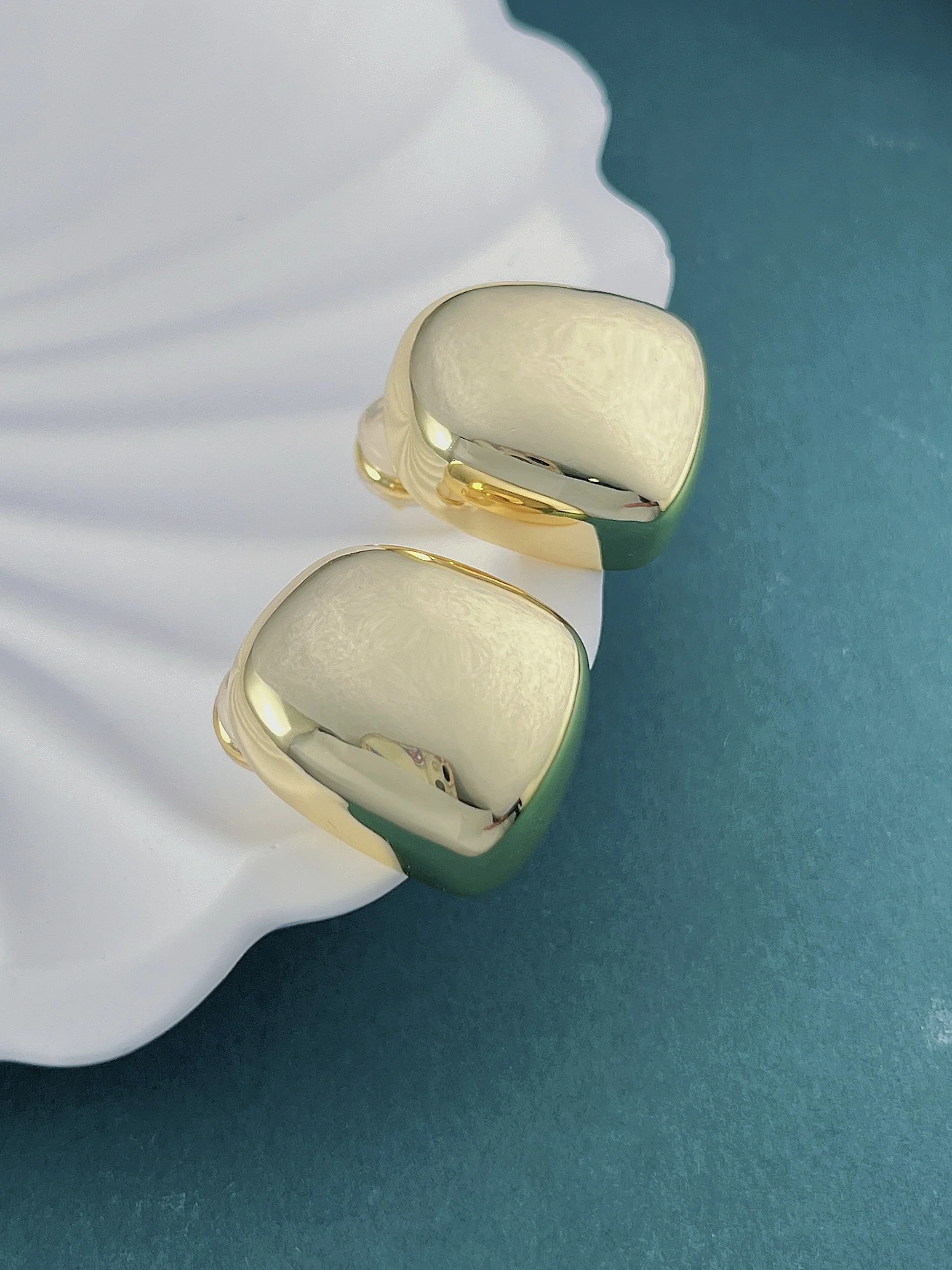 

Cross-border new French minimalist geometric square stud earrings, niche fashion, high-end, versatile commuting jewelry