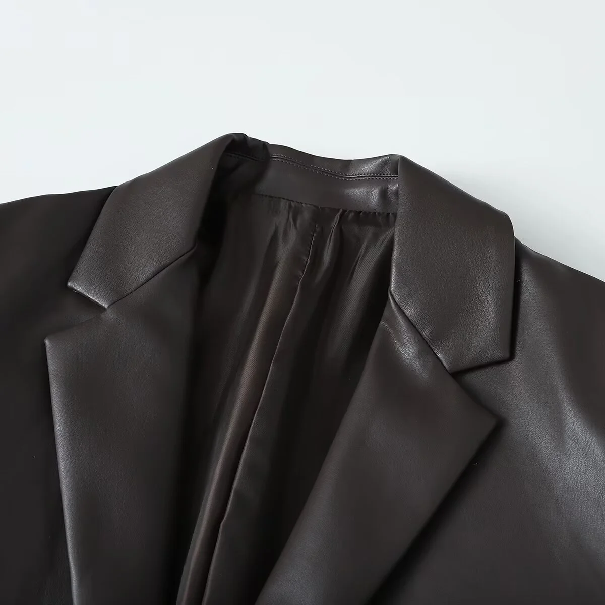 2025 الخريف منتج جديد ملابس نسائية الراقية تنوعا بولي PU أنبوب مستقيم تأثير الجلود دعوى معطف سترة جلدية